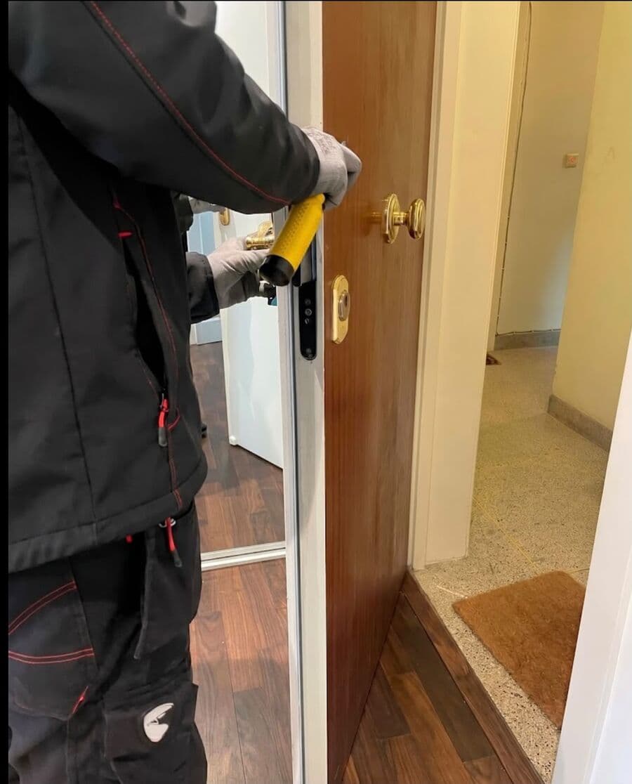 Réparation d'un cylindre de serrure sur porte en bois à Caen