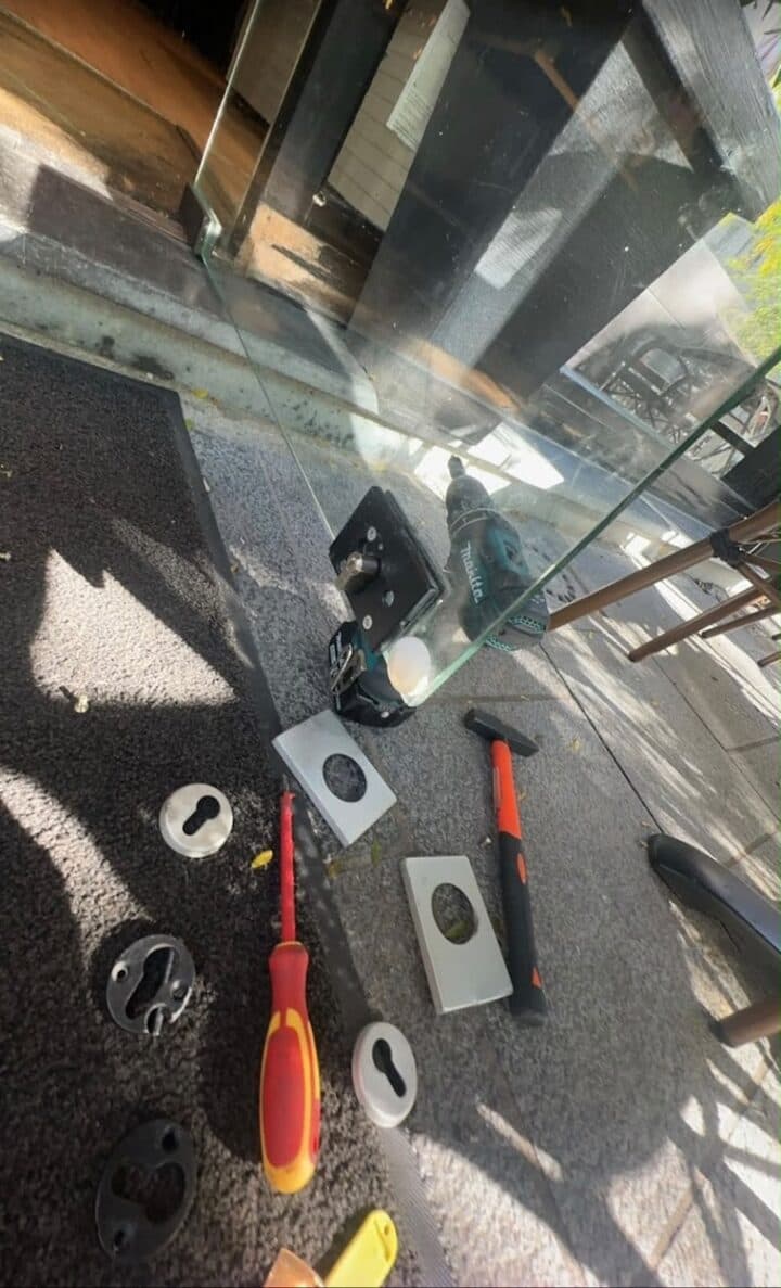 Installation d'une porte-fenêtre vitrée par La Clé Normande à Caen