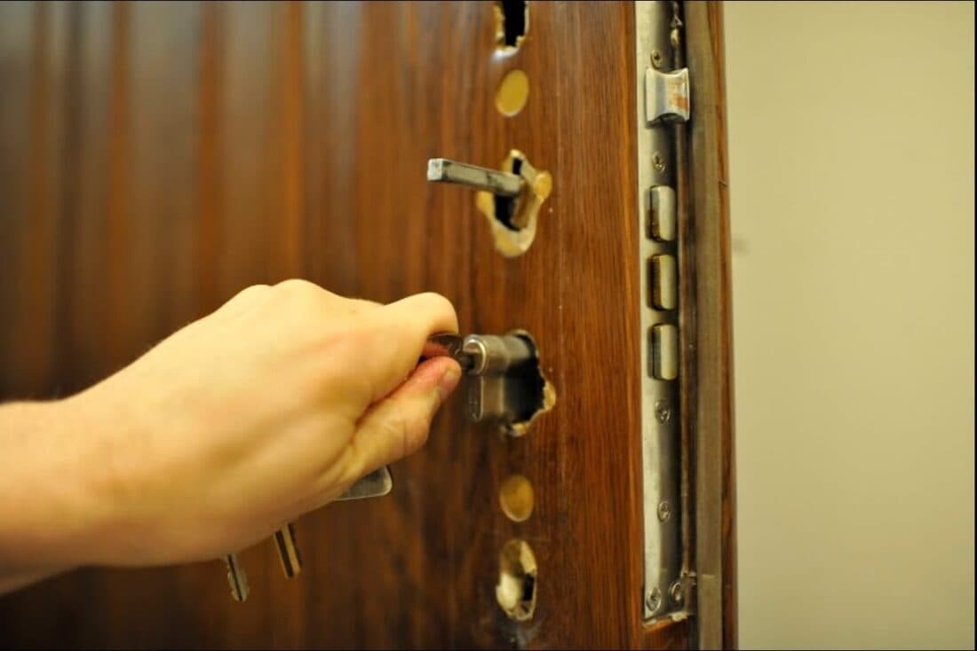 Ancien cylindre percé sur une porte blindée, avant intervention de La Clé Normande à Caen
